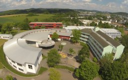 Blick auf das Mons-Tabor-Gymnasium aus der Vogelperspektive.