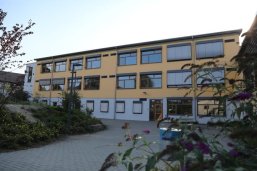 Das Bild zeigt eine Außenansicht der Freiherr-vom-Stein-Realschule plus Nentershausen