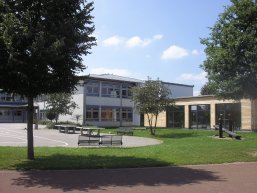 Das Bild zeigt eine Außenansicht der Pfarrer-Toni-Sode-Grundschule Nentershausen