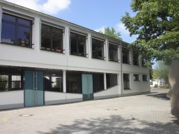 Außenansicht der Augst-Schule.Neuhäusel