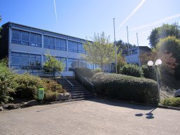 Außenansicht der Grundschule in Niederelbert.
