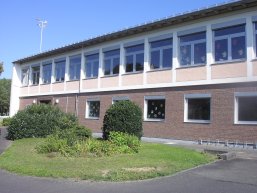 Das Bild zeigt eine Außenansicht der Grundschule Am Ahrbach Ruppach-Goldhausen