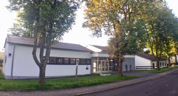 Das Bild zeigt eine Außenansicht der Kastanienschule Welschneudorf