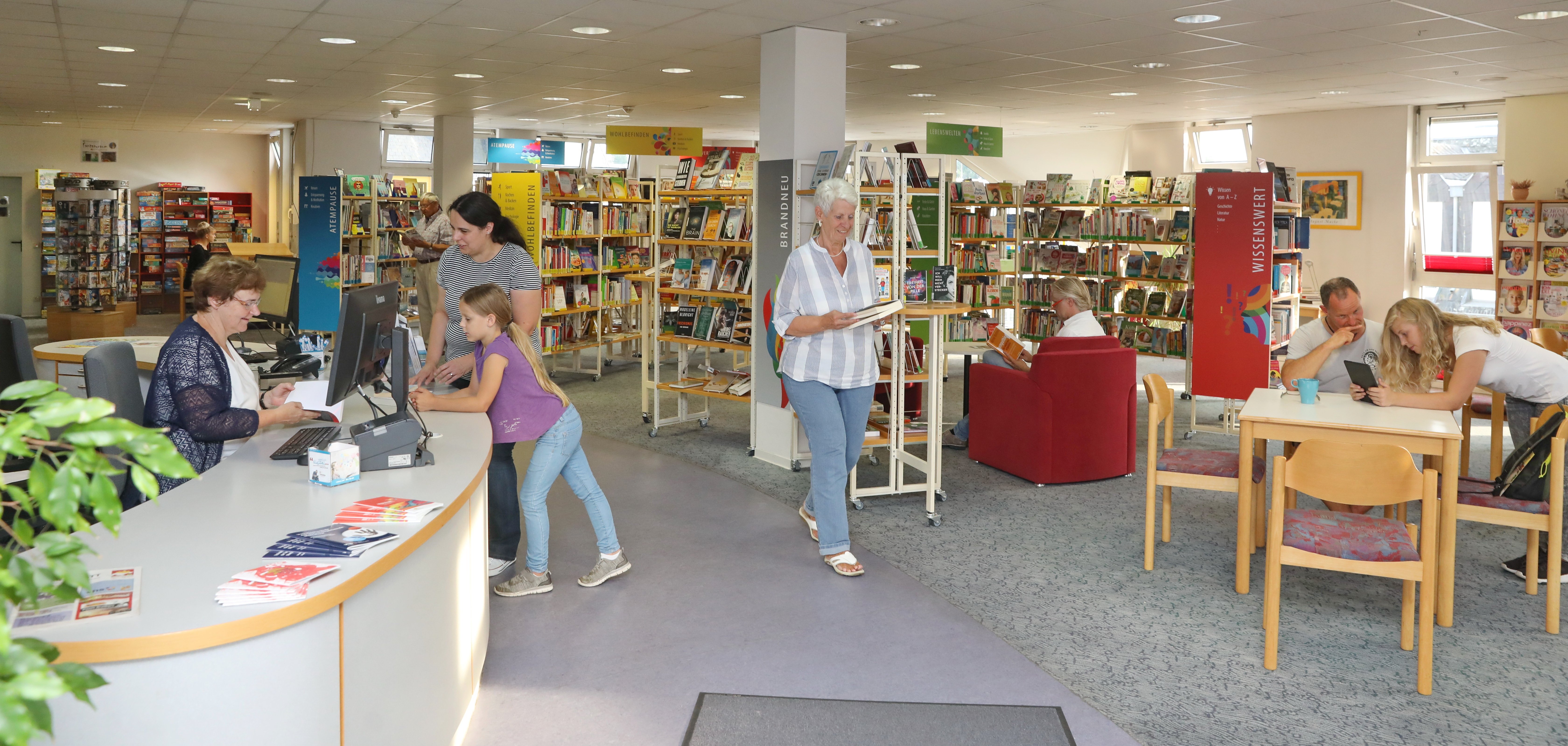 Das Bild zeigt den Innenbereich der Stadtbibliothek Montabaur