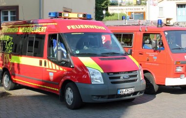 Zwei Einsatzfahrzeuge der Freiwilligen Feuerwehr Niederelbert.