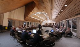 Bild zeigt gefüllten Sitzungssaal