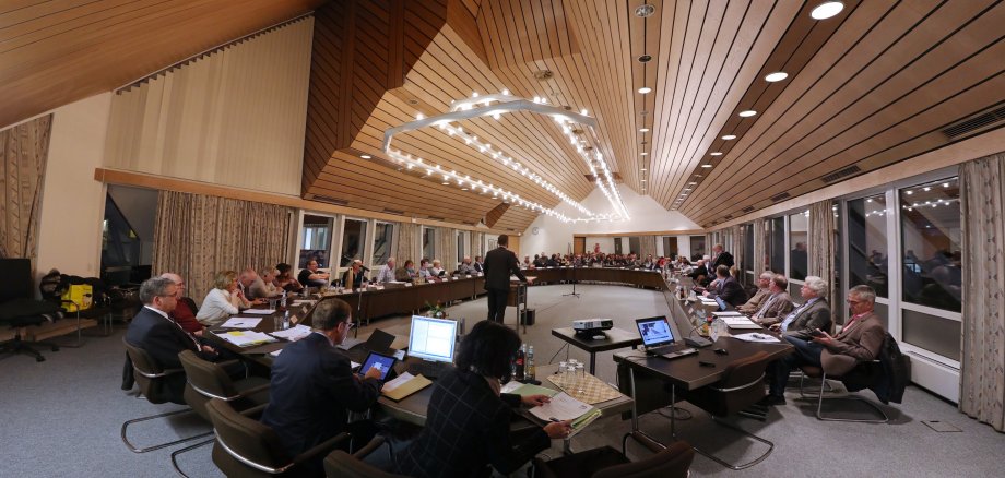 Bild zeigt gefüllten Sitzungssaal