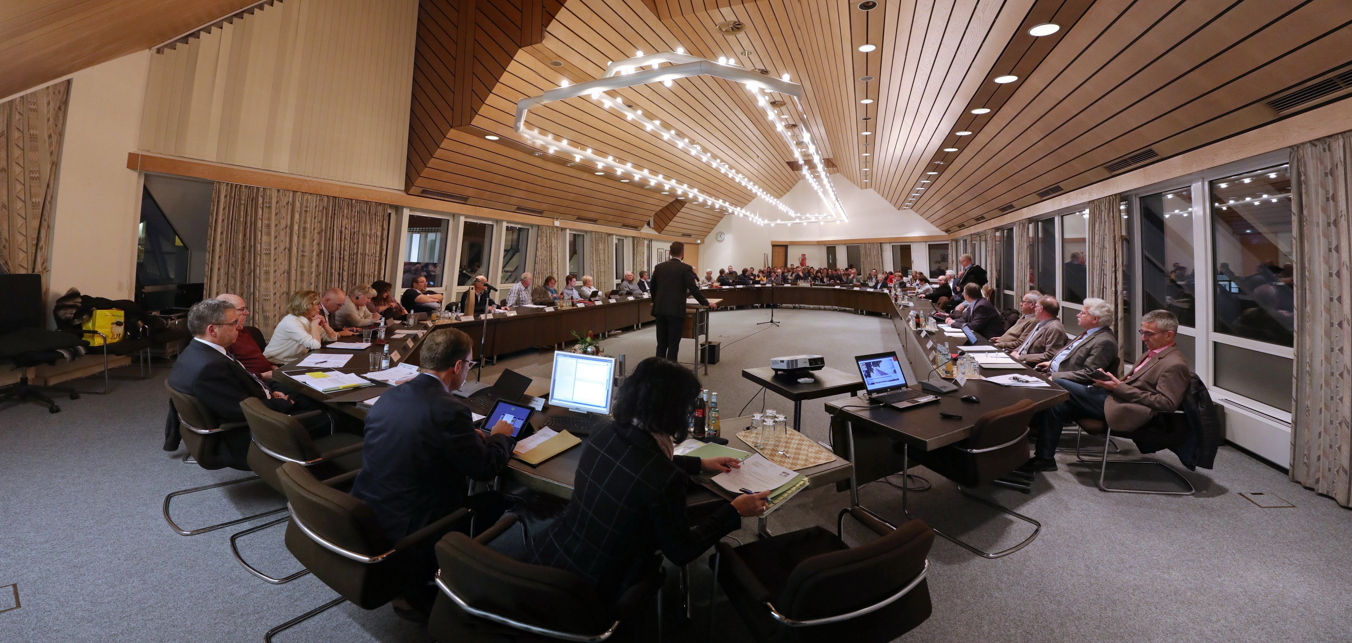 Bild zeigt gefüllten Sitzungssaal