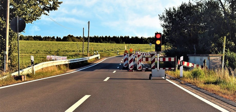 Bild zeigt Straßensperrung mit Ampel