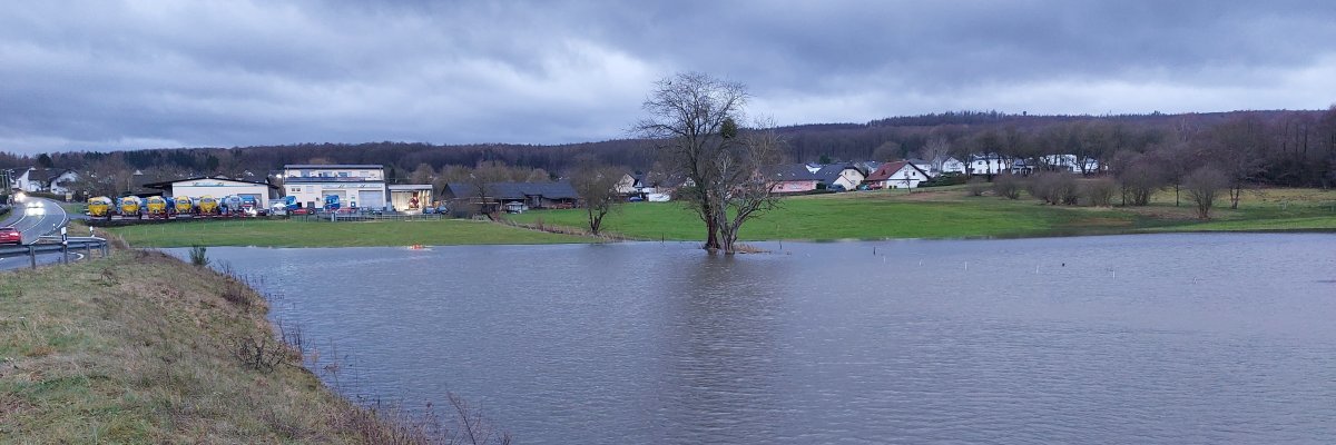 Bild zeigt Regenwasserrückhaltebecken gefüllt