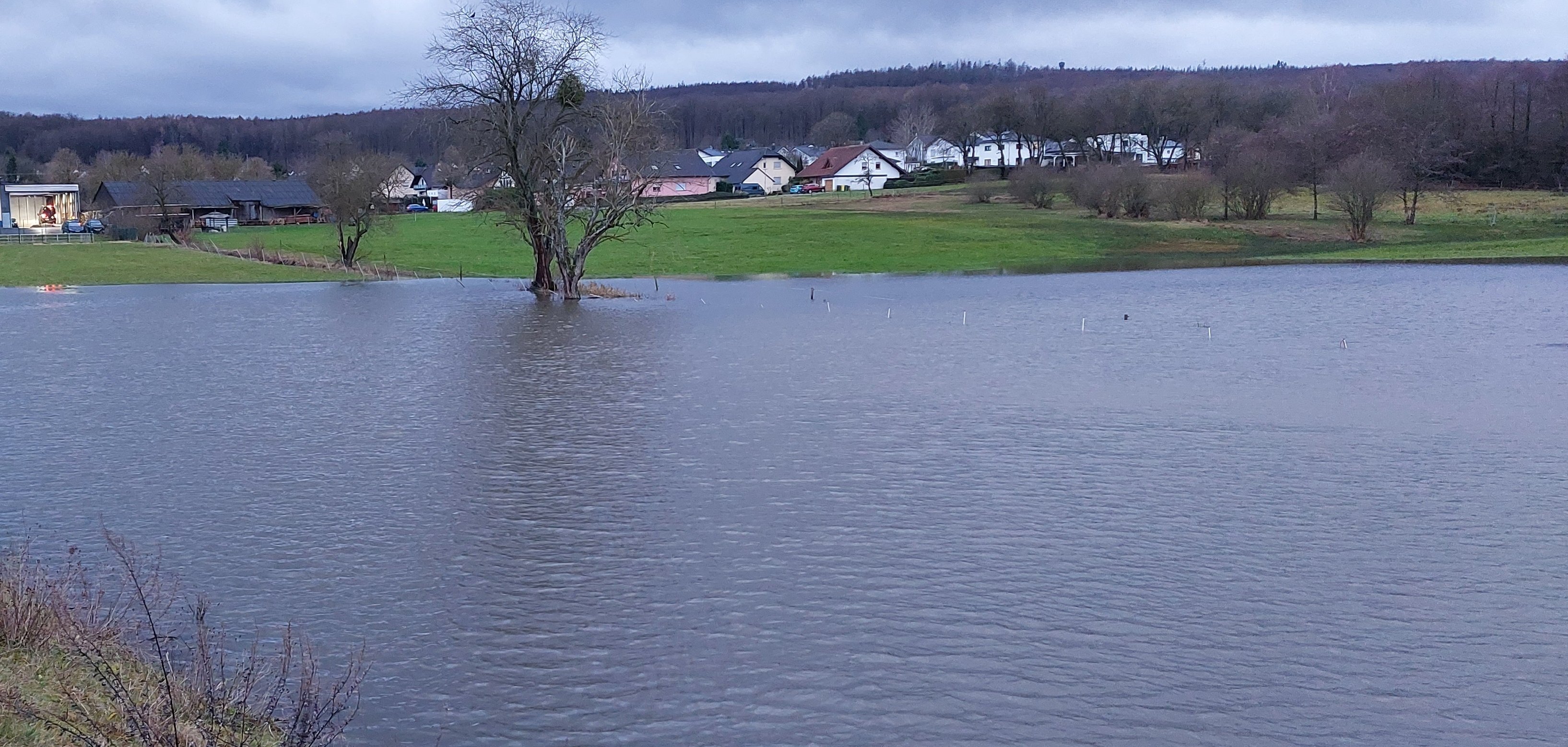 Bild zeigt Regenwasserrückhaltebecken gefüllt