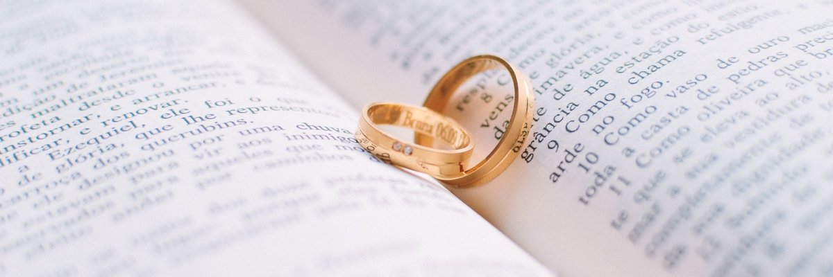 Bild zeigt Eheringe auf einem Buch