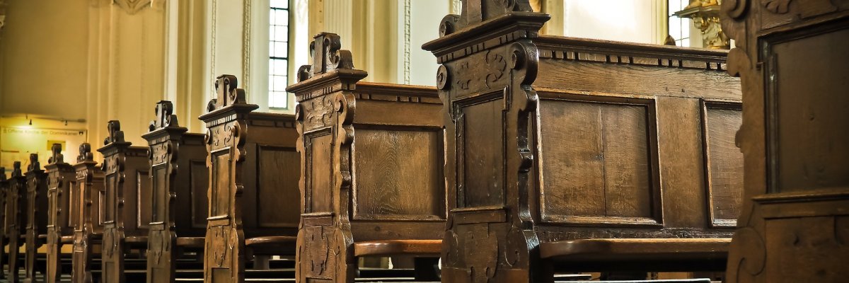 Bild zeigt Kirchenbänke