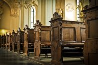Bild zeigt Kirchenbänke