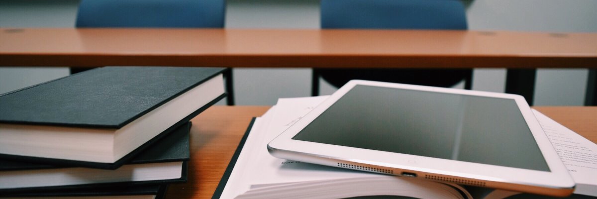 Bild zeigt Tisch mit Schulungsunterlagen