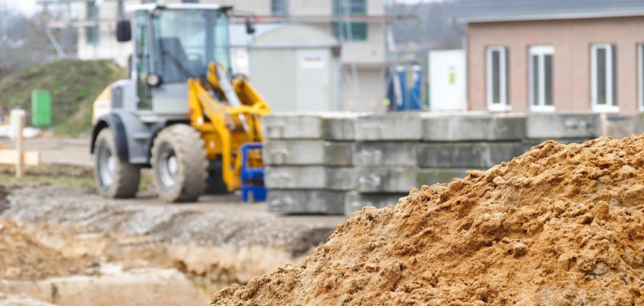 Eine Baustelle mit Bagger.