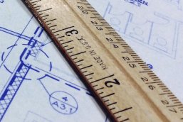 Ein Lineal und ein Bleistift auf einem Bauplan.