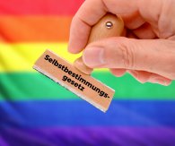 Header Sebstbestimmungsgesetz Bild Selbstbestimmungesetz mit Stempel