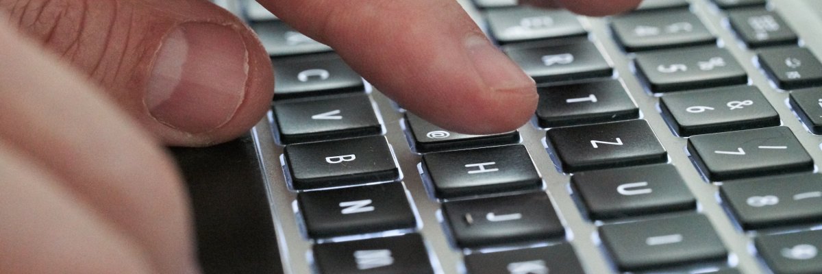 Bild zeigt Tastatur mit Händen