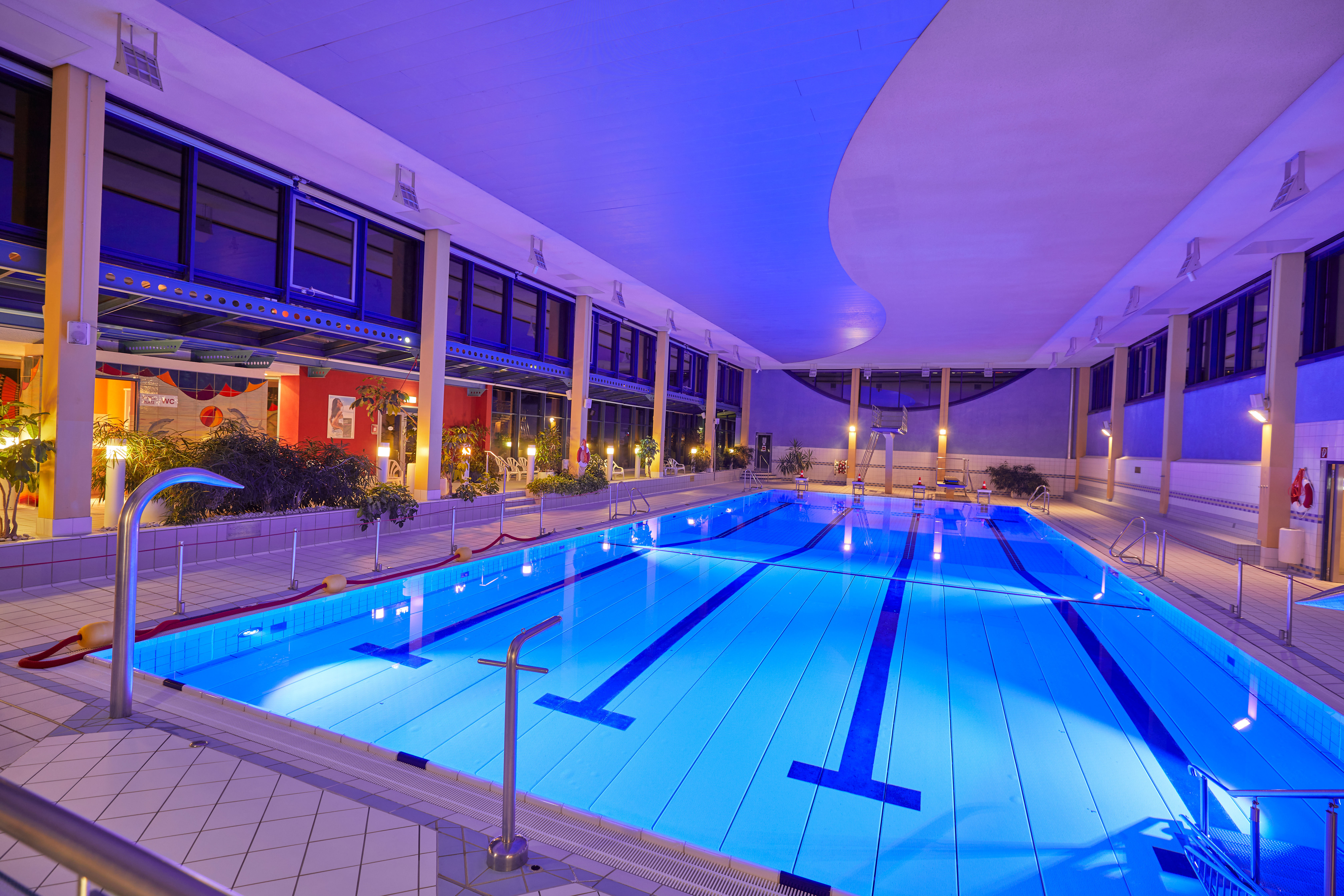 Blick aufs beleuchtete Schwimmbecken.