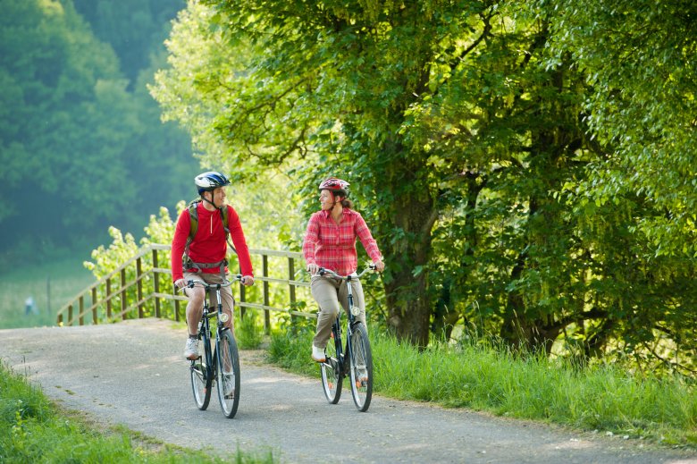 Zwei Radfahrer fahren durch die Natur.