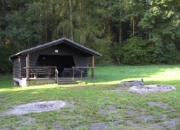 Bild zeigt Grillhütte von außen