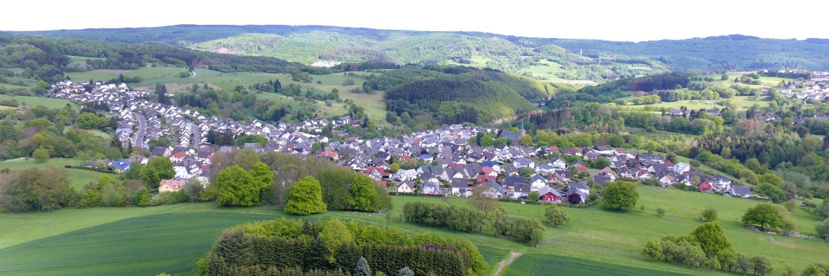 Blick aus der Ferne auf Kadenbach.