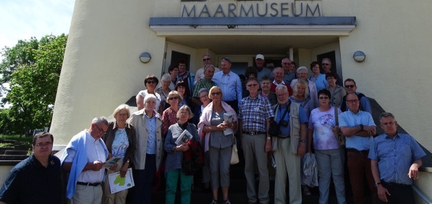 Die Freunde aus Nentershausen und Vieux Berquin bei einem gemeinsamen Ausflug vor dem Maarmuseum.
