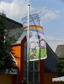 Bild zeigt Fahne am Kindergarten Welschneudorf
