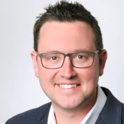 Das Bild zeigt Sebastian Stendebach, Ortsbürgermeister der Ortsgemeinde Oberelbert