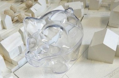Ein transparentes Sparschwein symbolisiert die Kosten
