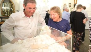 Zwei Personen betrachten das städtebauliche Modell.