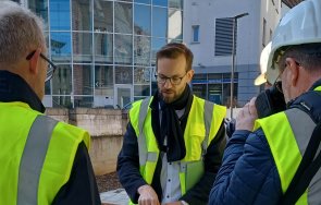 Bürgermeister Richter-Hopprich gibt ein Interview.