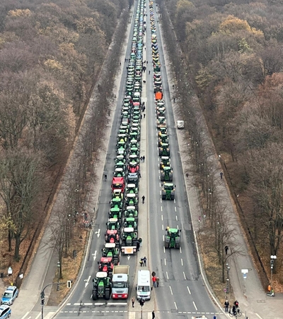 Bild zeigt Traktorstau auf Schnellstraße